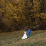 mariés se baladant main dans la main en automne