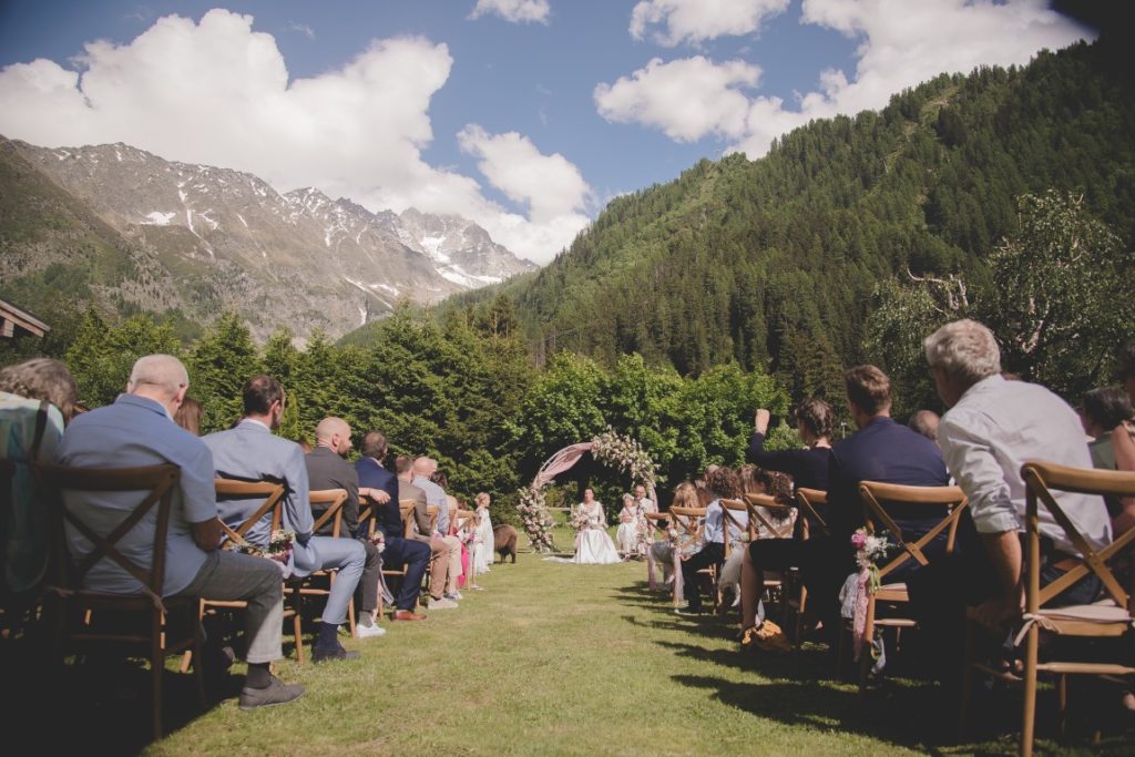 Tous les invités du mariage sont installés pour la cérémonie de mariage face aux montagnes de Chamonix