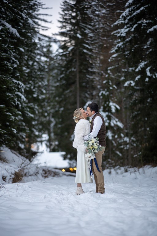 mariés dans la forêt de l'Altiport à Megève, les pieds dans la neige, mariage dans les Alpes