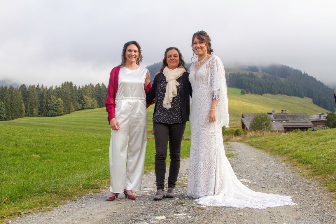 couple de mariées américaines avec leur wedding planner à Megève