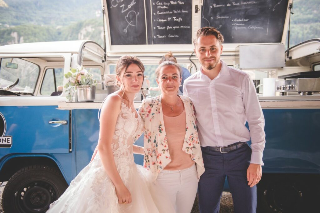 couple de mariés devant un food truck avec leur wedding planner