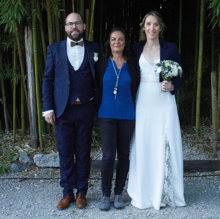 couple de mariés avec leur wedding planner au Clos de Florie