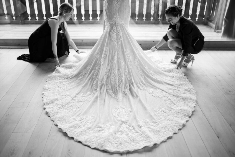 wedding planner qui met en place la robe de mariée