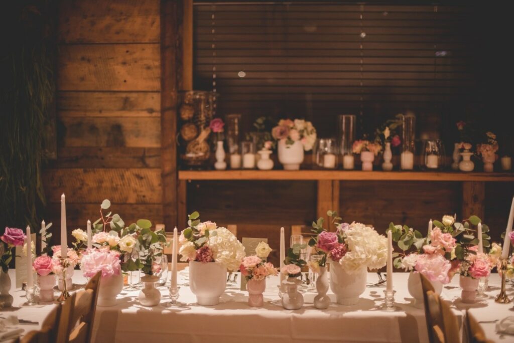 repas mariage chamonix, la table des mariés est entièrement fleurie