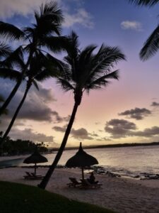 mariage de rêve sur une plage de l'île maurice au coucher du soleil
