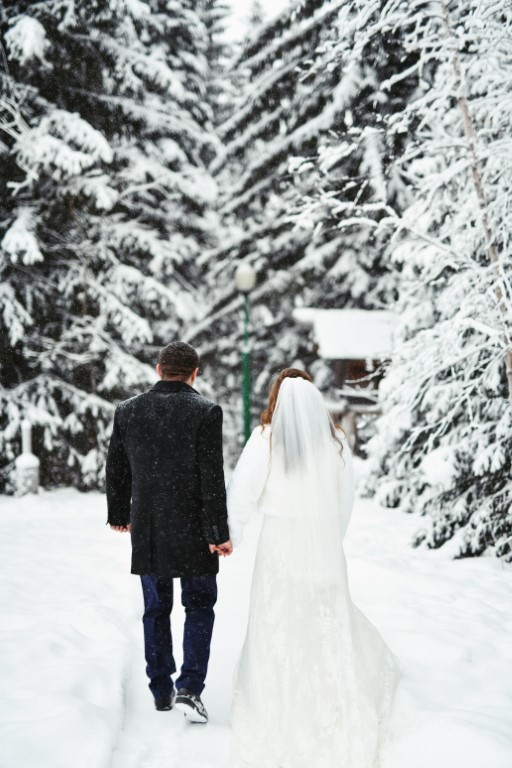 Mariage en Laponie, couple dans la forêt enneigée
